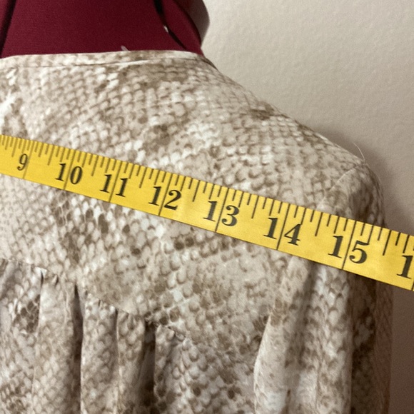 Ann Taylor Size XS snake print light brown 3/4 sleeves blouse. 100% polyester. - Picture 5 of 10